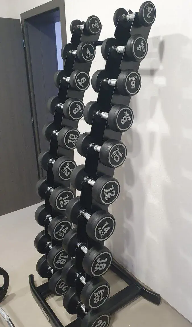 Sada jednoručných činiek, lavička a bicepsová činka