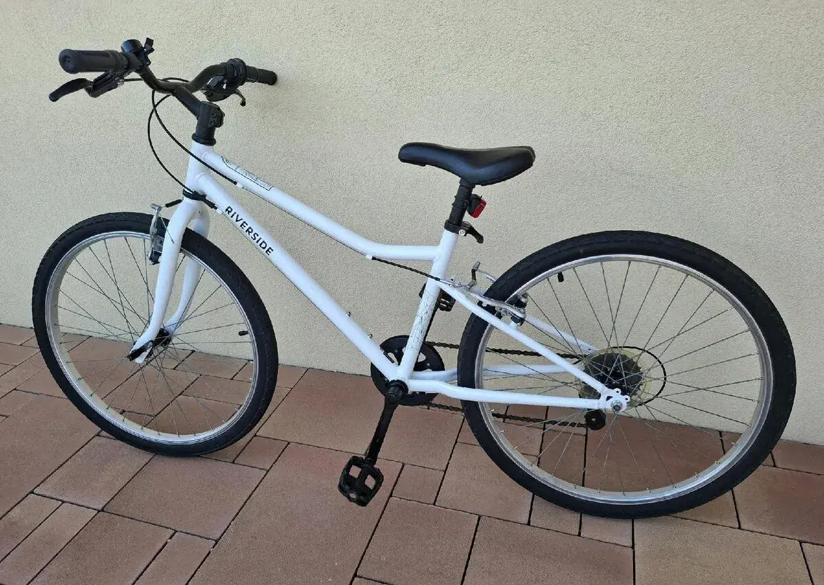 Biely bicykel riverside 100 24"