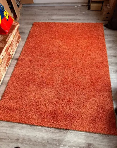 Oranžový koberec