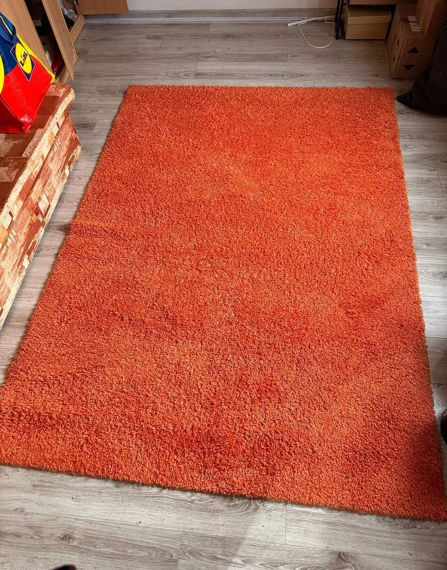 Oranžový koberec