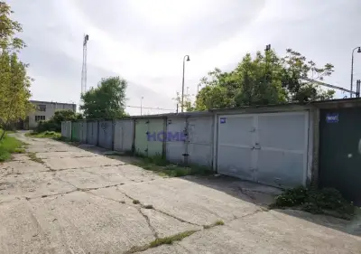 VÝBORNÁ CENA MUROVANÁ GARÁŽ V RUŽINOVE NA DOMKÁRSKEJ ULI