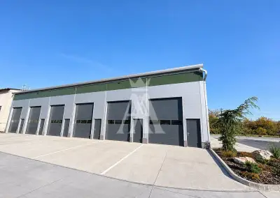 NA PRENÁJOM HALA 75 M² S KANCELÁRIOU A PARKOVANÍM – KOVAĽSKÁ