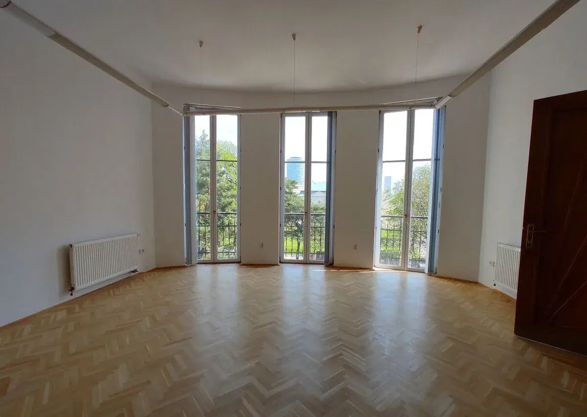 Priestor 165,7m2 s výhľadom do Úradu Vlády, v krásnej histor