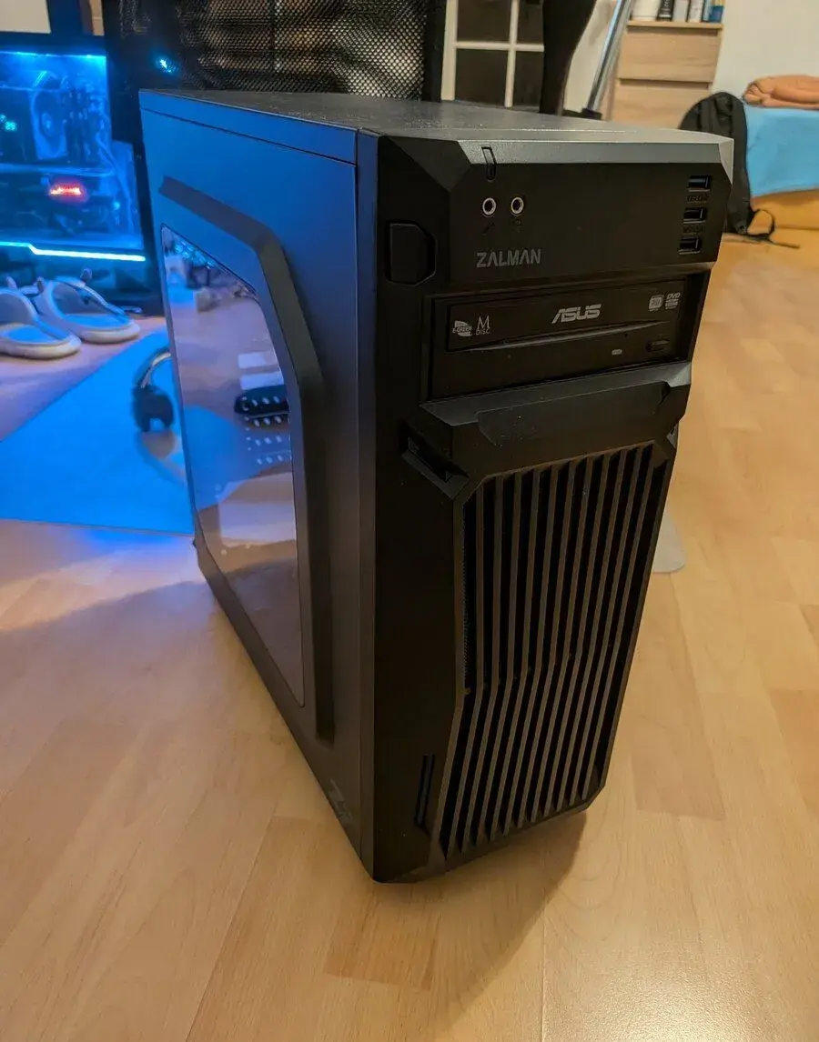 PC skrinka Zalman Z1 Neo s DVD mechanikou a ventilátormi