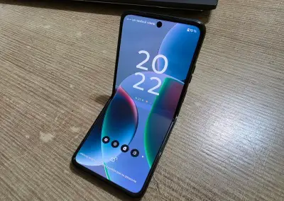 Motorola Razr 40 256gb v super stave telefon nema skoro ziad