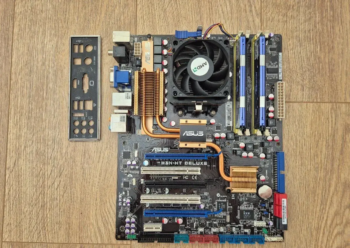 Dosku ASUS M3N-HT Deluxe AM2+, procesor AMD, ram 4GB