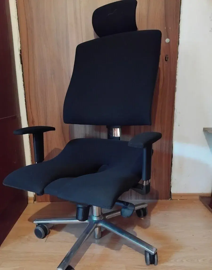 Kancelarsku ergonomicku stolicku asana