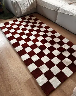 Rucne tuftovany vlneny koberec – terakotovy checkerboard