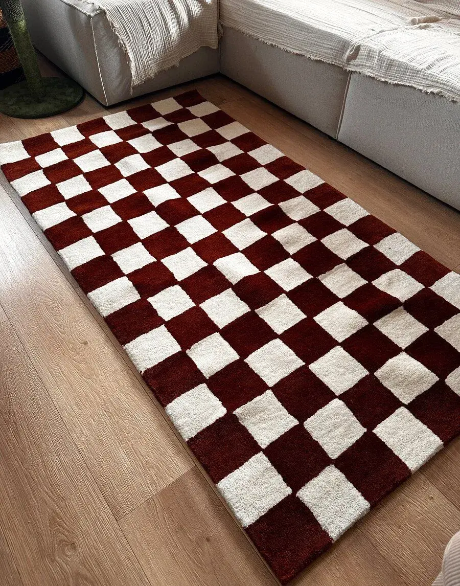 Rucne tuftovany vlneny koberec – terakotovy checkerboard
