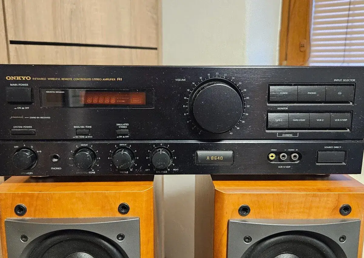 Zosilovač Onkyo A-8640