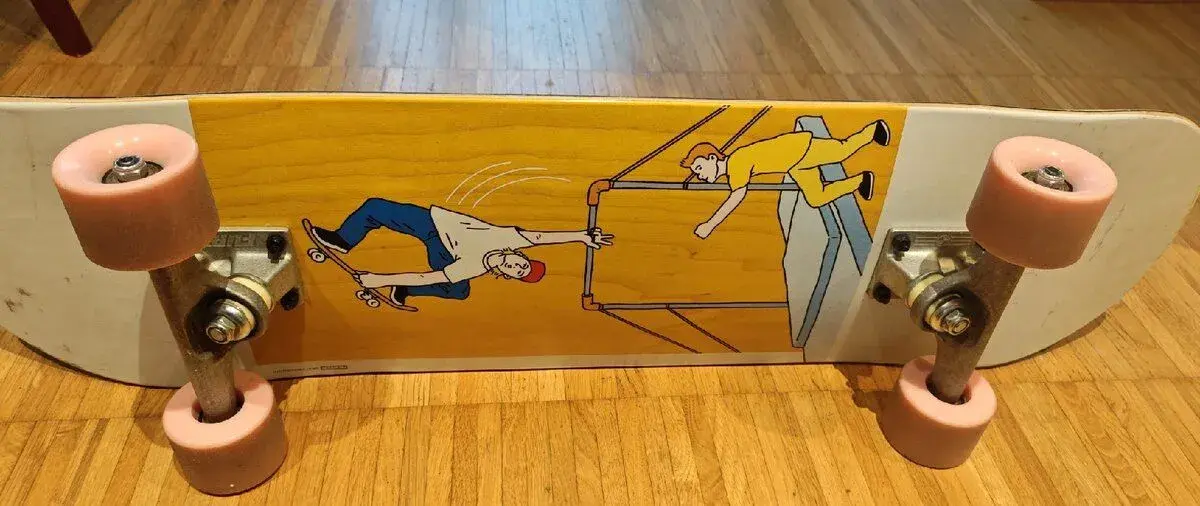 Skateboard (tiché kolieska) + chrániče a prilba