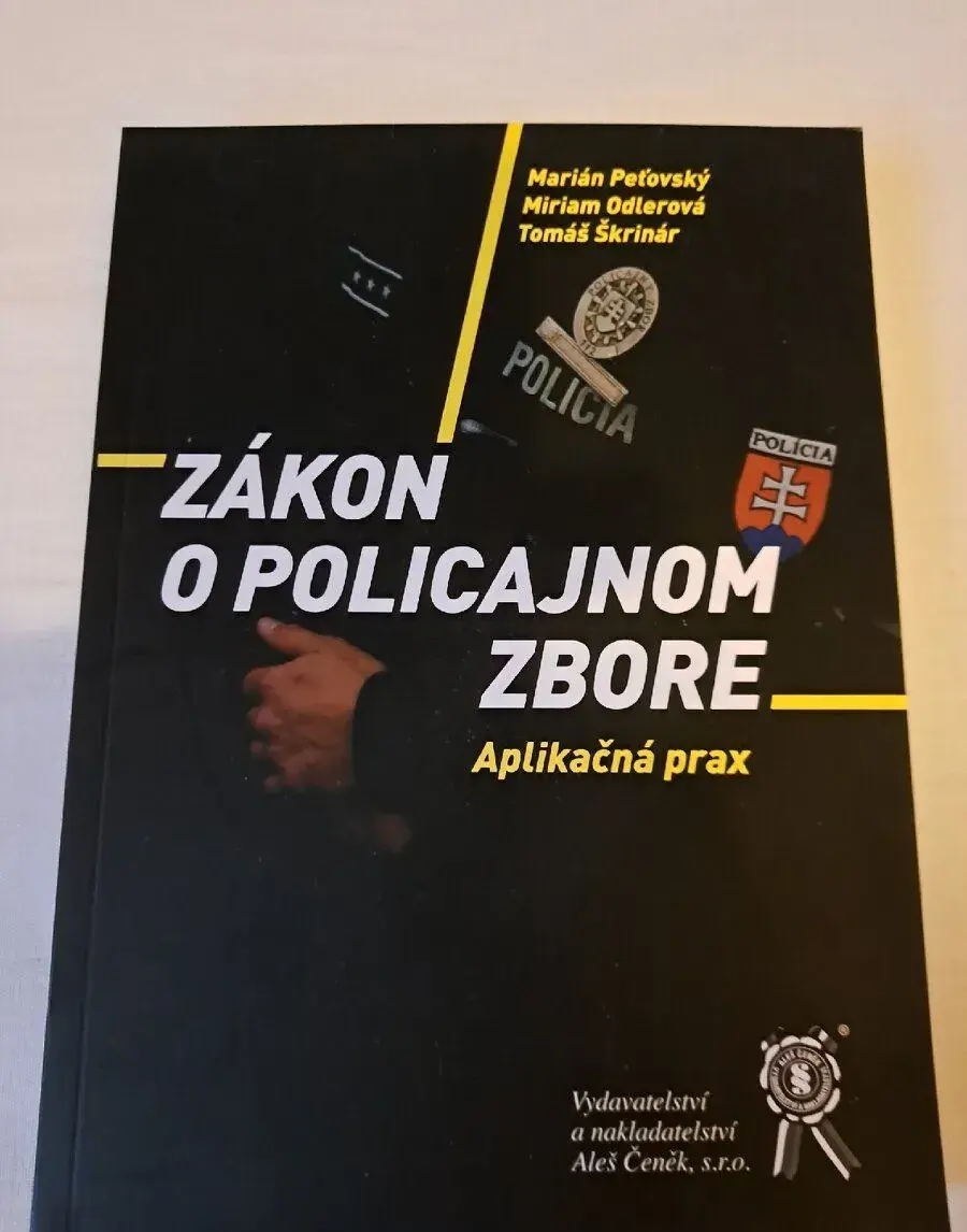 Na predaj knihu o policajnom zbore