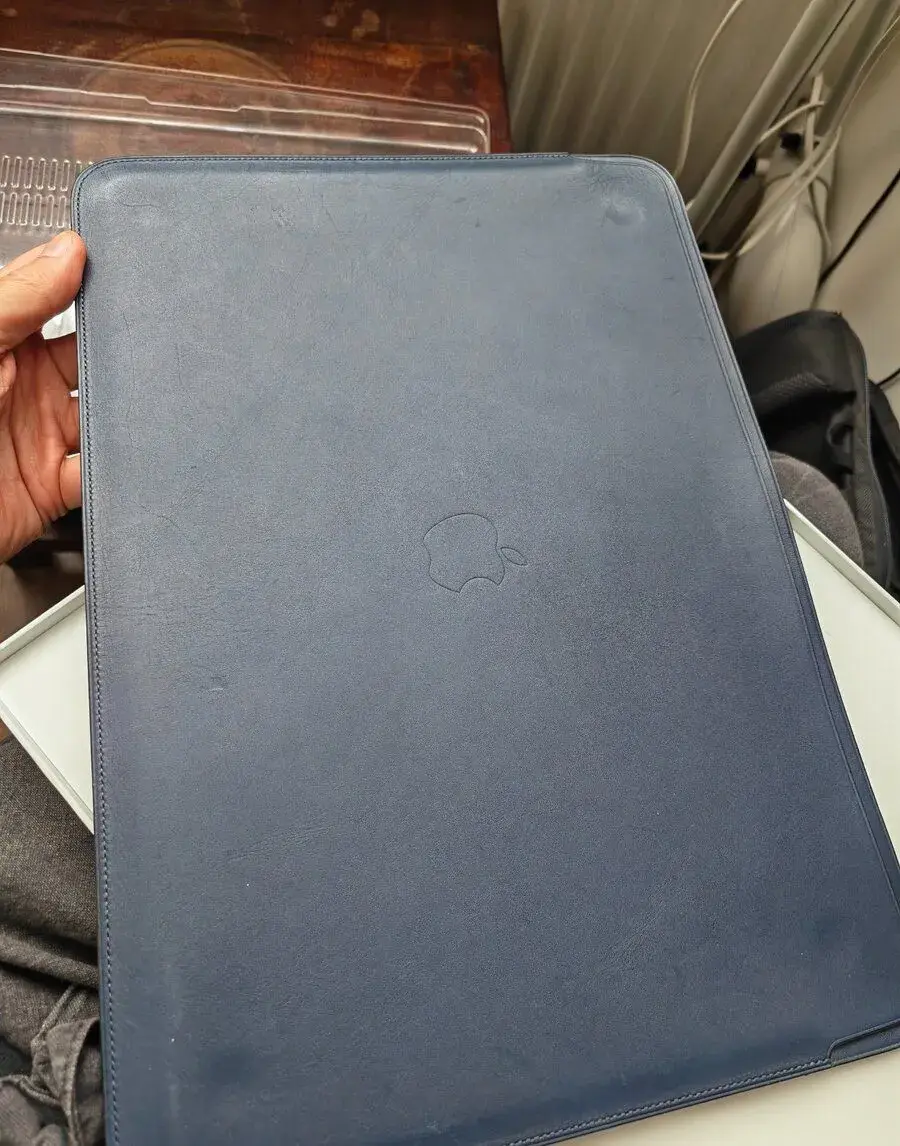 Macbook pro Leather sleeve for 16-inch Tmavomodra