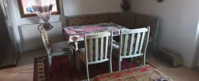Rohova lavica z dreva a 3 stolicky+ oxkladaci stol len 279e