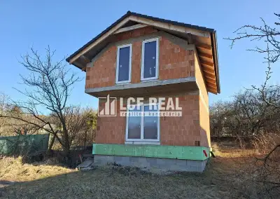 Záhrada s uzavretou hrubou stavbou chaty, Košická Nová Ves