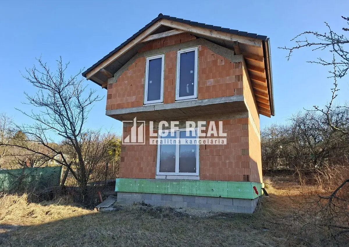 Záhrada s uzavretou hrubou stavbou chaty, Košická Nová Ves