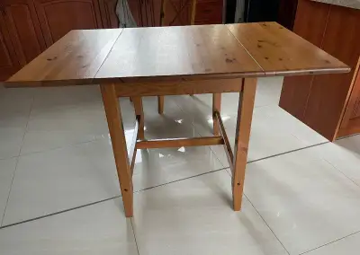 Jedálenský stôl /skladací/ a dve stoličky