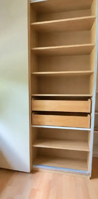 IKEA šatníková skriňa s posuvnými dverami a zásuvkami