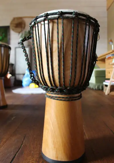 Djembe Mahagón 60,5x 29 cm + poukaz na kurz bubnovania