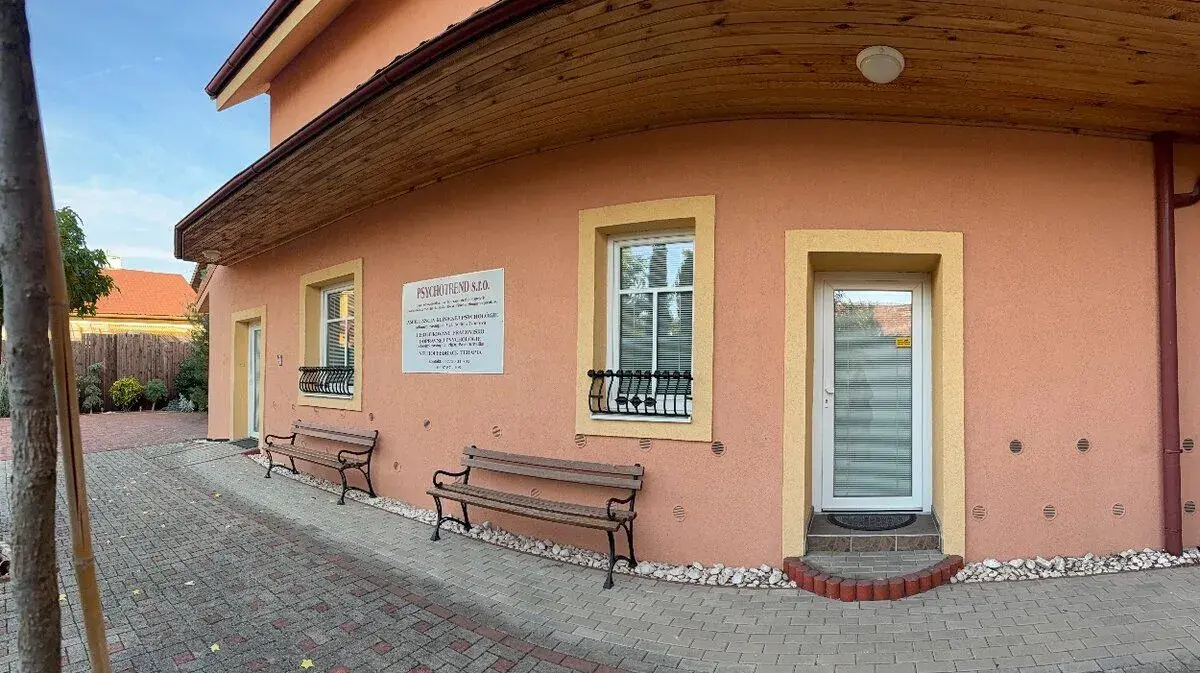 Prenajmem priestor na prízemí vhodný na kanc., ordináciu.