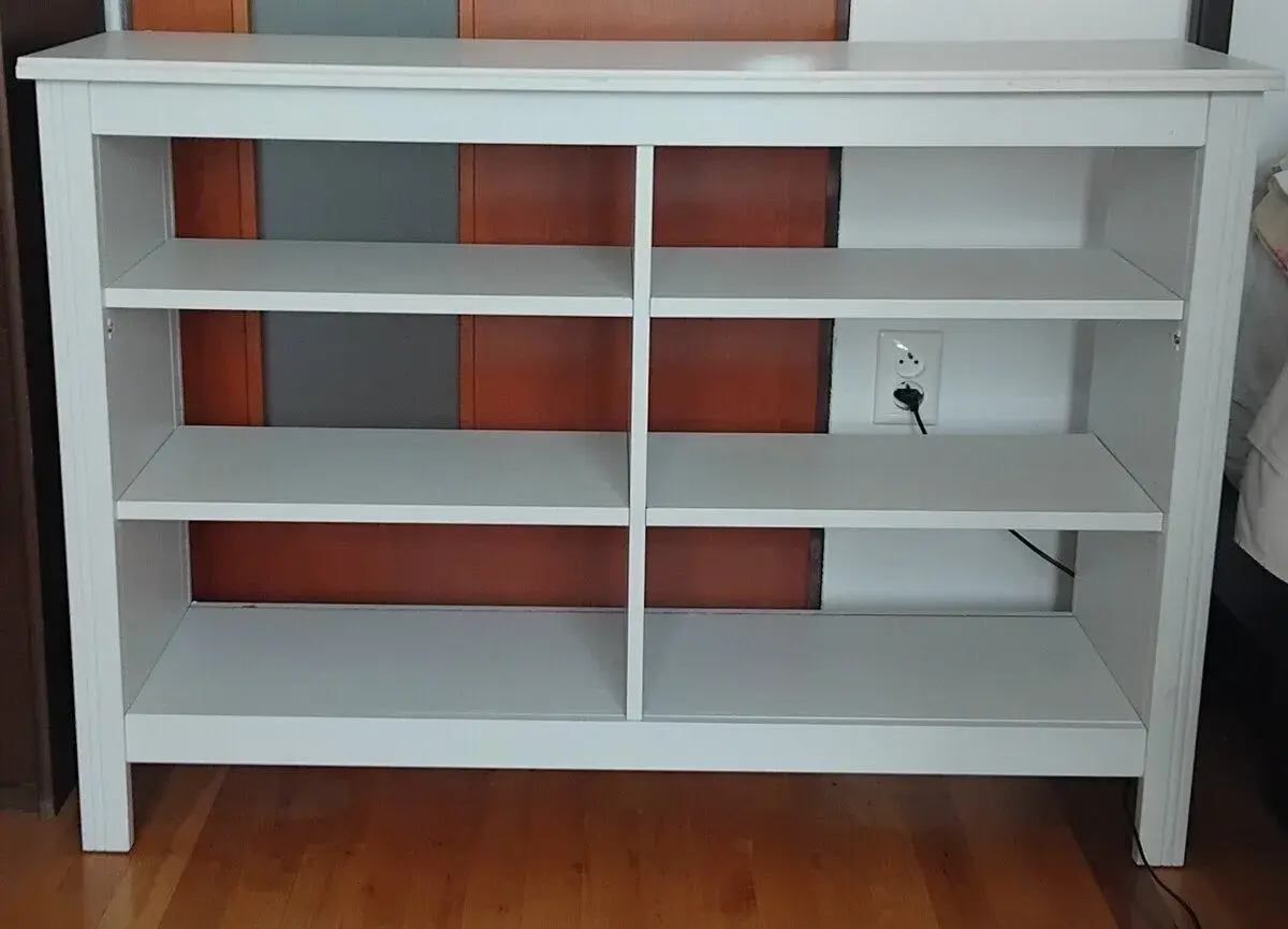Brusali (knižnica alebo TV stolik s knižnicou)