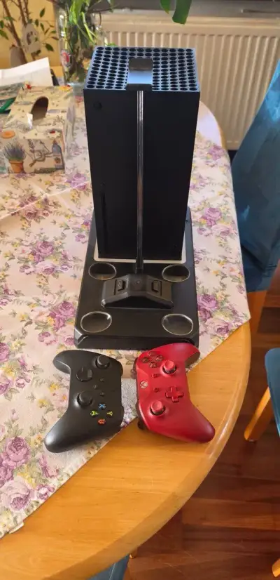 Xbox Series X 1 TB + 2 ovládače + 3 hry + nabíjací stojan Fi