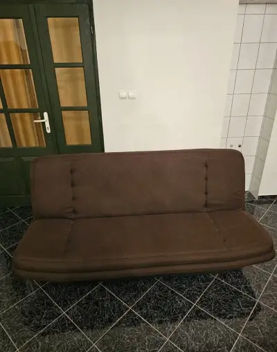 Rozkladaciu pohovku – hnedá