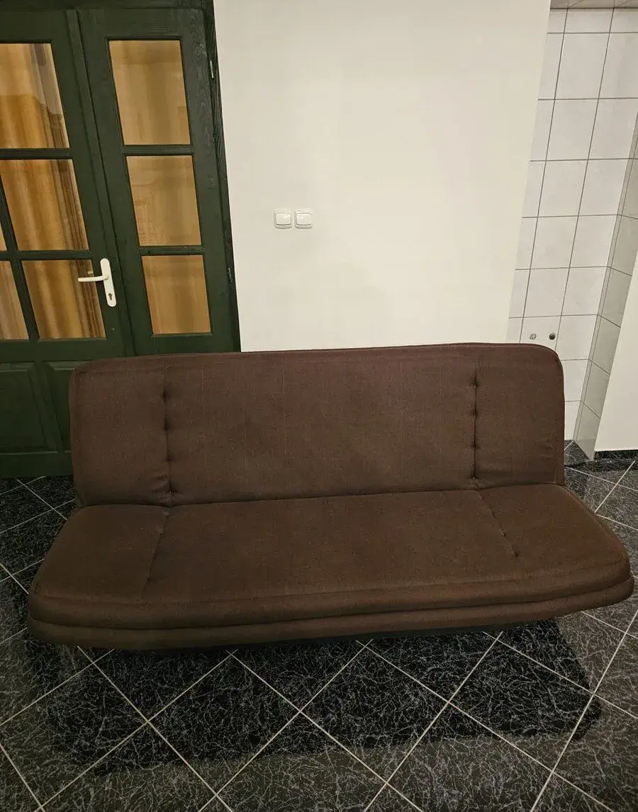 Rozkladaciu pohovku – hnedá