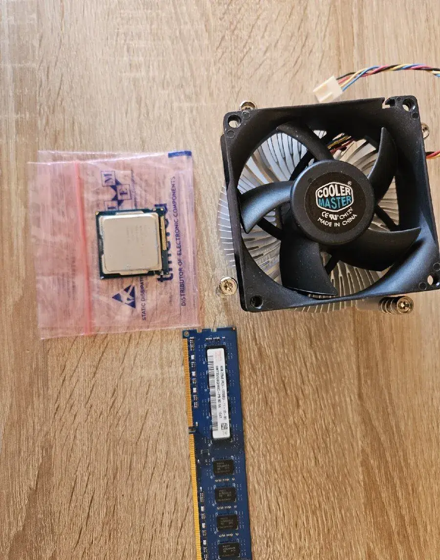 Cpu intel i3-3220 s chladičom a 4GB Ram