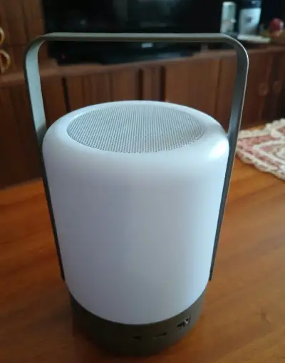 LED svetlo s pripojením Bluetooth a rádiom