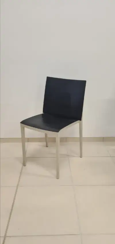 Plastová čierna stolička