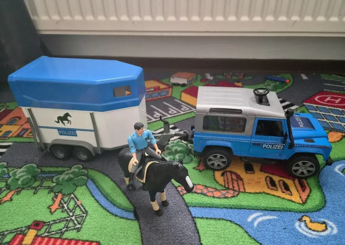 Bruder - policajný Land Rover s prepravnikom