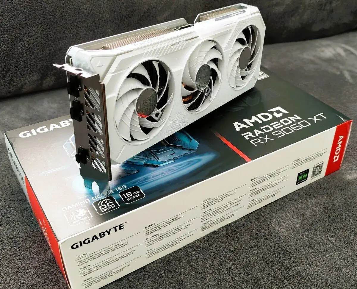 GIGABYTE Radeon RX 9060 XT GAMING OC ICE 16G