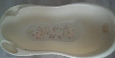 Detskú vaničku na stojane