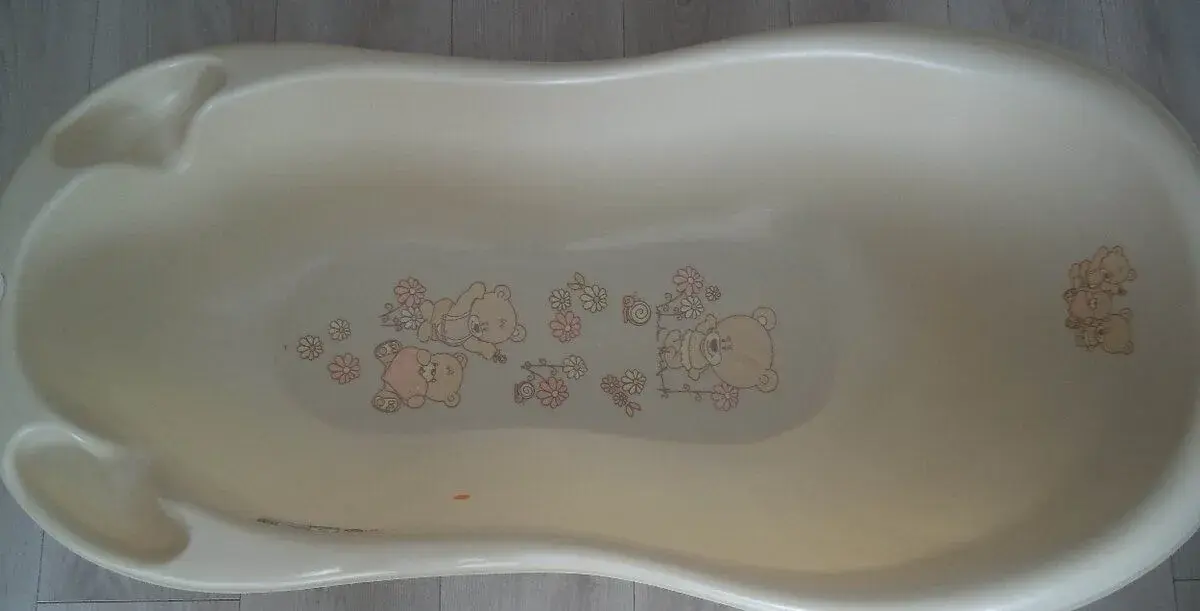 Detskú vaničku na stojane