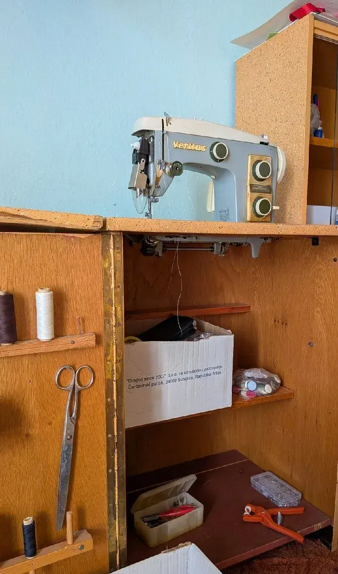 Plne funkčný šijací stroj, značka Veritas -
