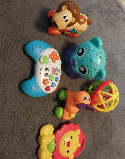 Mix interaktívnych plastových hračiek