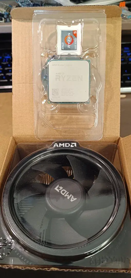Ryzen 5 1600x s originál chladičom.