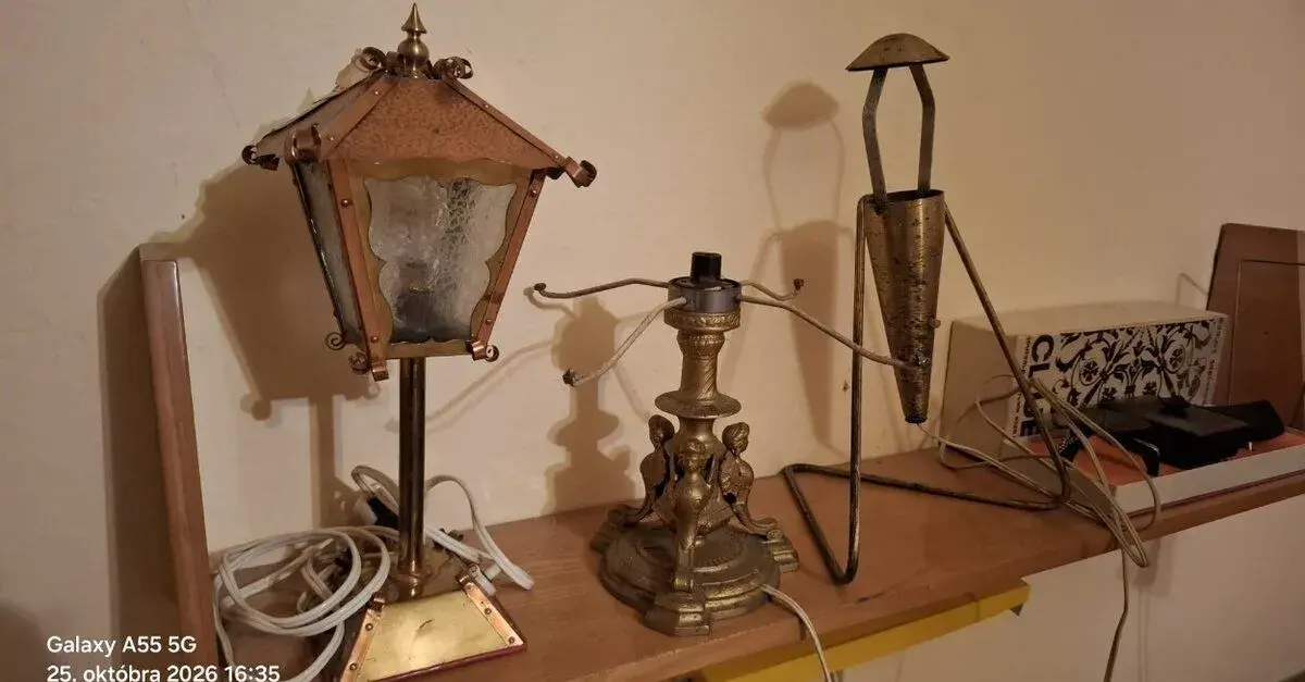 Staré zberateľské vintage stolné kovové lampy