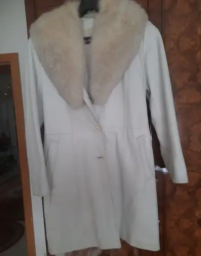 Biely damsky kozeny kabat z kozusinkou