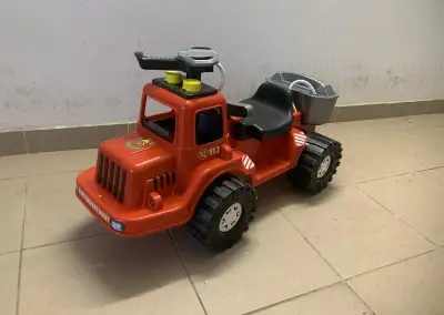 Odrážadlo hasičské auto s funkčnou nakladacou lyžicou