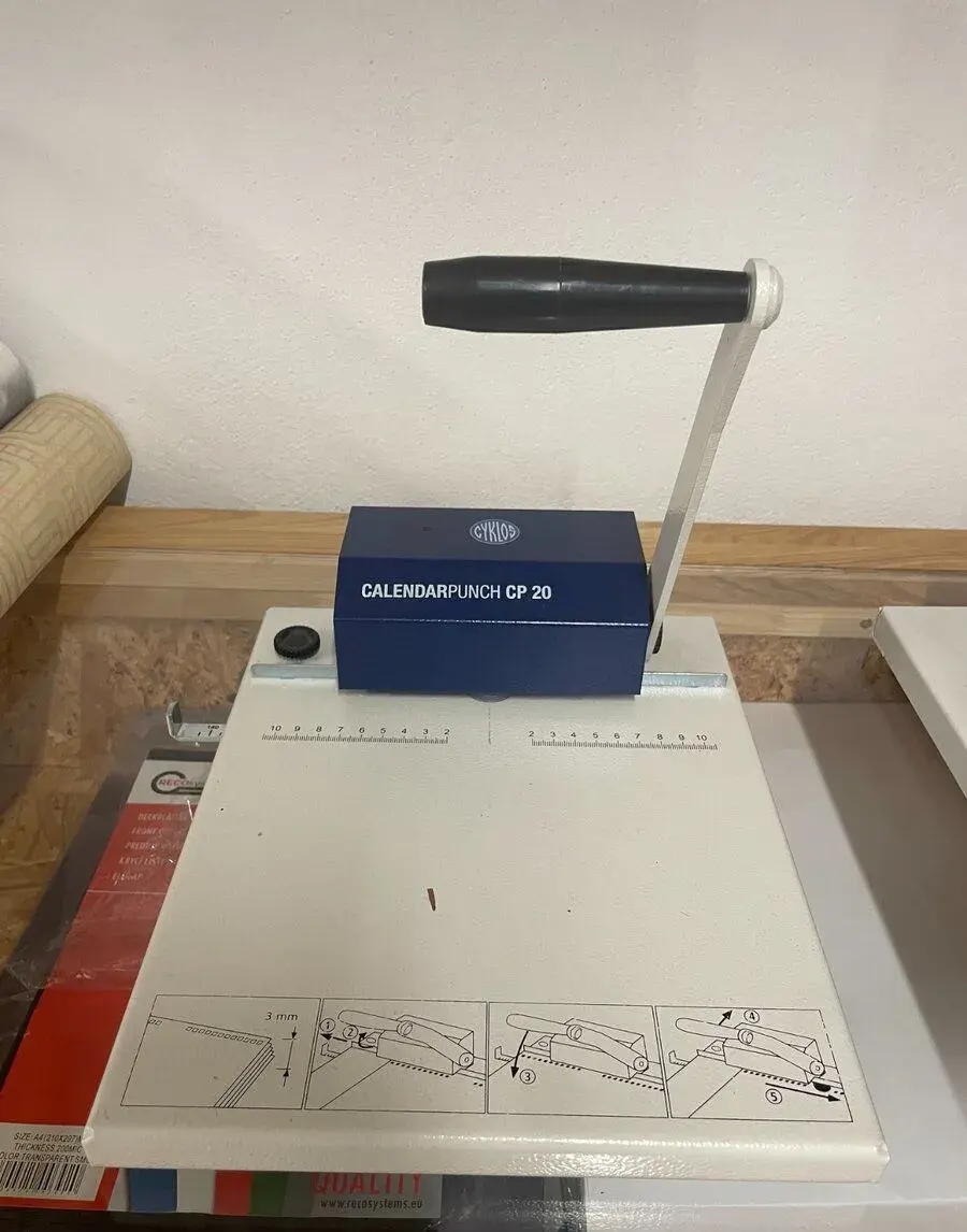 Výsekový dierovač na kalendáre Cyklos Calendar Punch 20