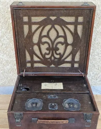 historické prenosné kufríkové rádio Kolster Brandes