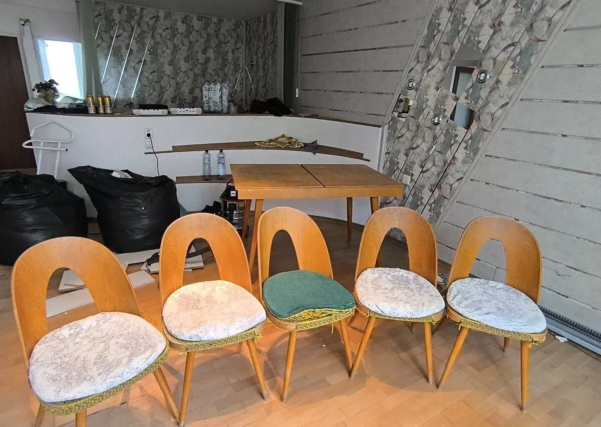 Dizajnové stoličky od Antonína Šumana + rozkladací stôl