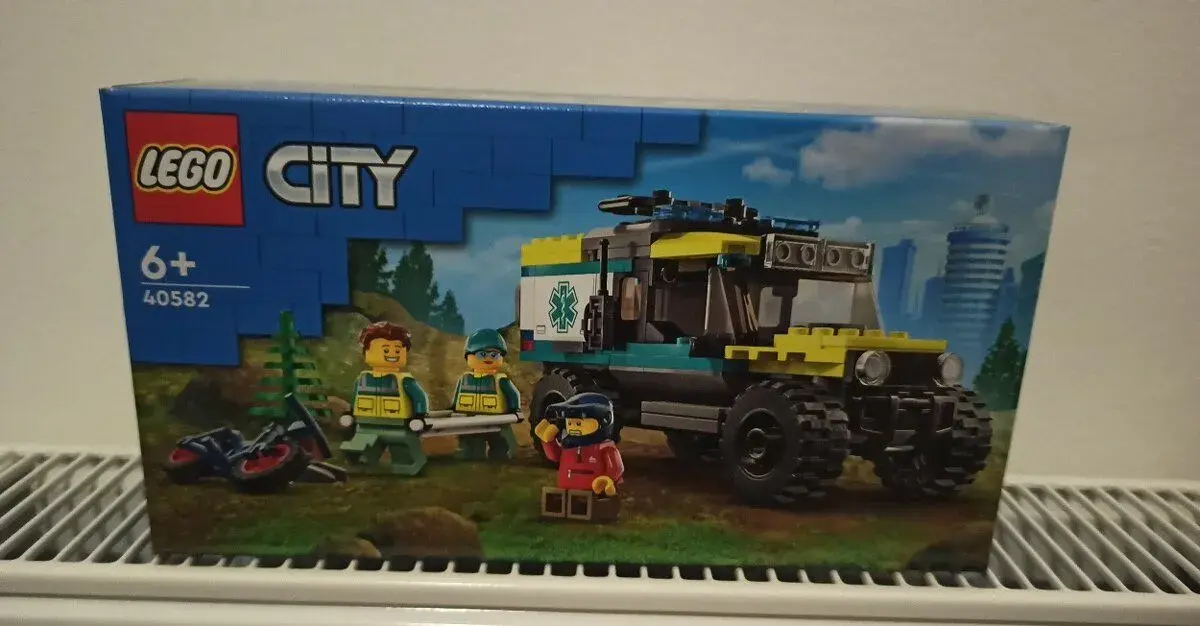 LEGO City 40582 Terenna sanitka 4x4