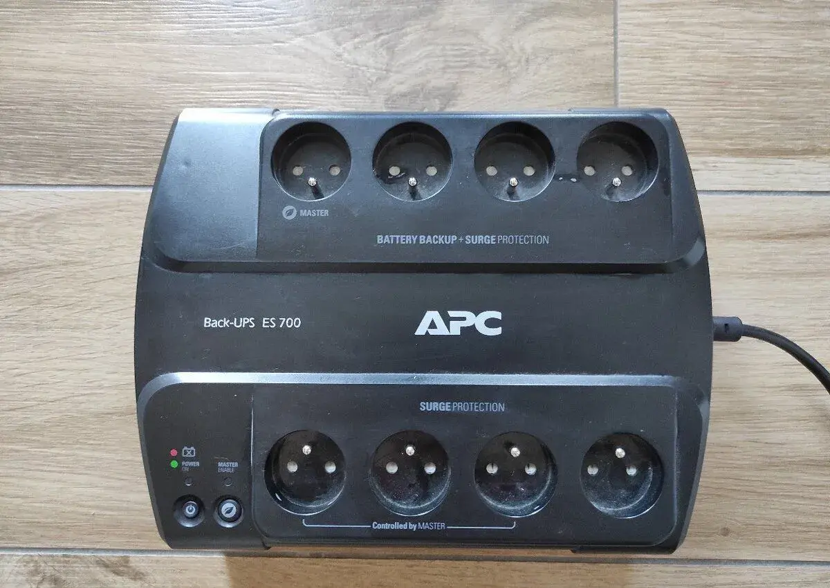 Záložný zdroj APC Back-UPS ES 700 (Plne funkčný)