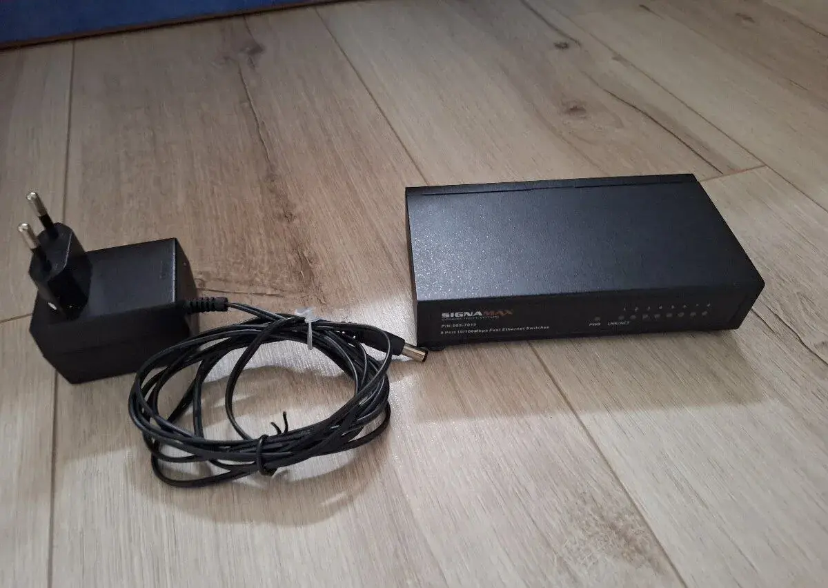 8-portový sieťový switch Signamax (065-7013) s adaptérom