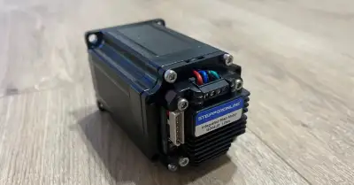 Krokov motor s integrovaným ovládačom