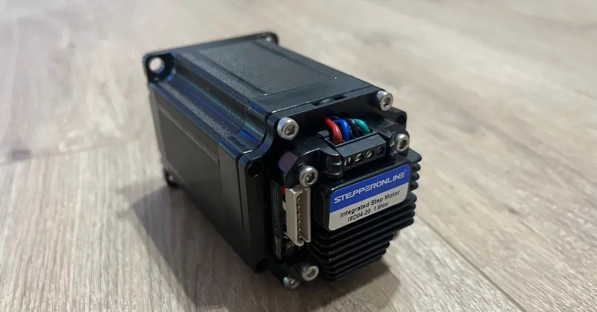 Krokov motor s integrovaným ovládačom