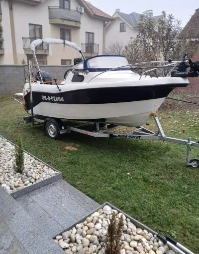 Motorový čln M 460 KA laminátový s kajutou motor Mercury F60